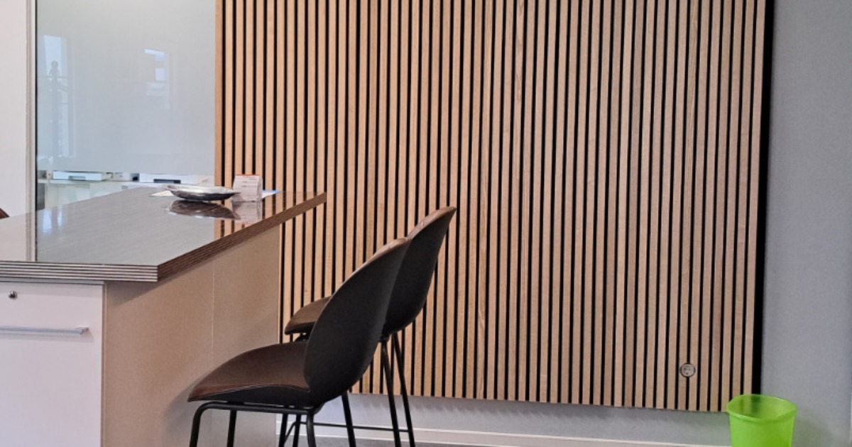 AKUSTIKPANEELE mit Holzlamellen
